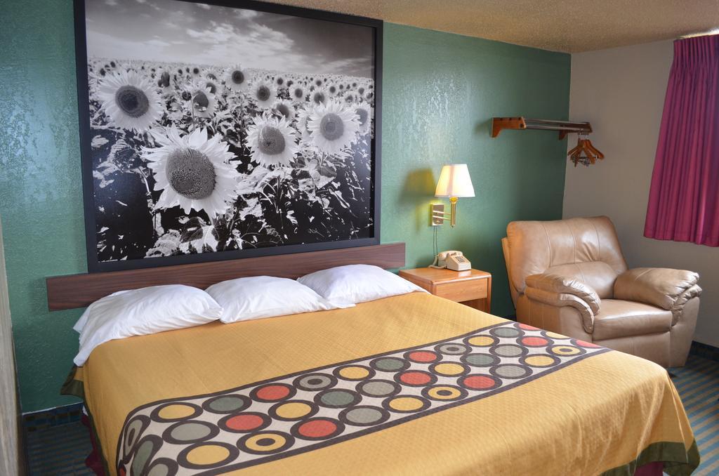 Super 8 By Wyndham Devils Hotel 2*