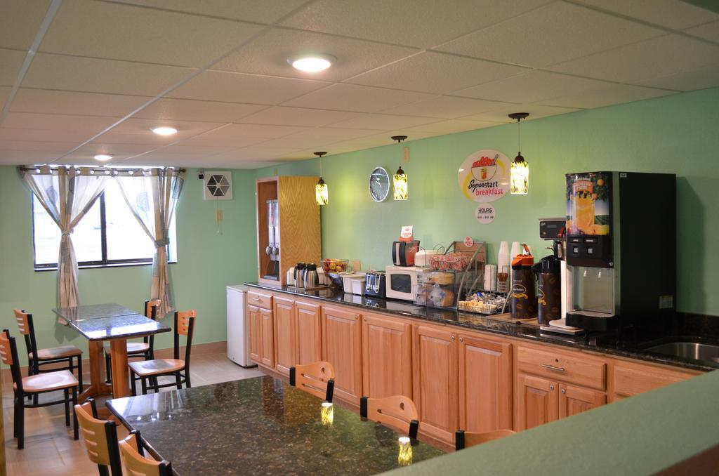Super 8 By Wyndham Devils Hotel